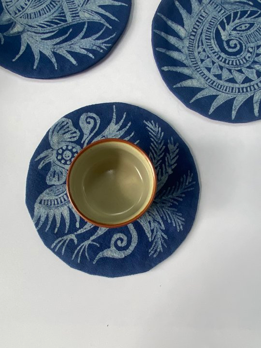 Handgefertigter runder Untersetzer aus Batikstoff – handbemalte Batik mit natürlicher Indigofärbung – Kaffeeuntersetzer mit einem Durchmesser von ca. 5,3 Zoll