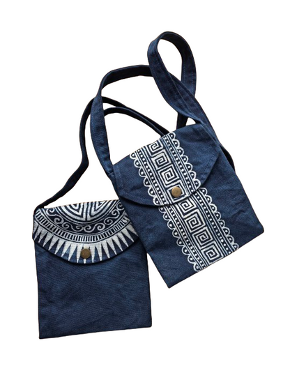 Sac bandoulière Miao fait main en batik, sac à bandoulière en coton naturel, sac teint indigo, sac Shibori, sac bohème avec rabat et boucle dissimulée 7,87 x 6,69 pouces