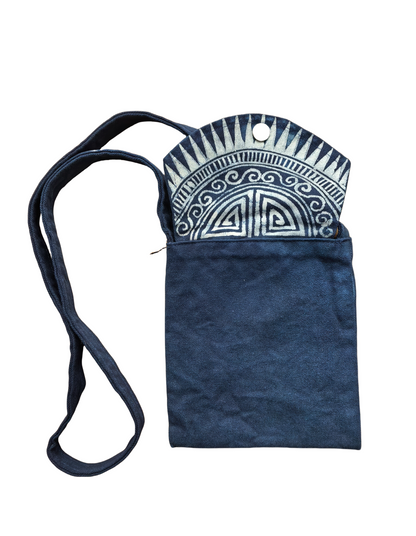 Sac bandoulière Miao fait main en batik, sac à bandoulière en coton naturel, sac teint indigo, sac Shibori, sac bohème avec rabat et boucle dissimulée 7,87 x 6,69 pouces