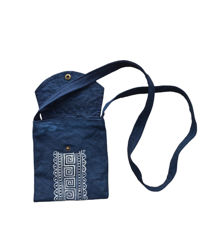 Sac bandoulière Miao fait main en batik, sac à bandoulière en coton naturel, sac teint indigo, sac Shibori, sac bohème avec rabat et boucle dissimulée 7,87 x 6,69 pouces